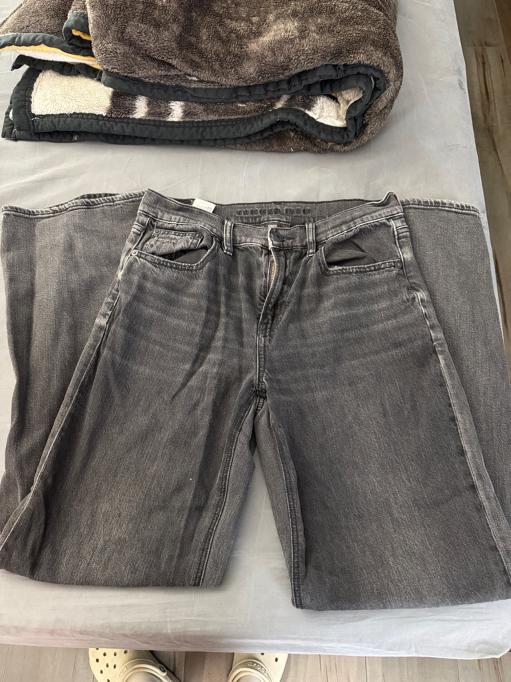 American Eagle Outfitters Straight Leg Jeans in Faded Gray